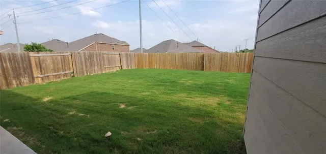 a view of a back yard