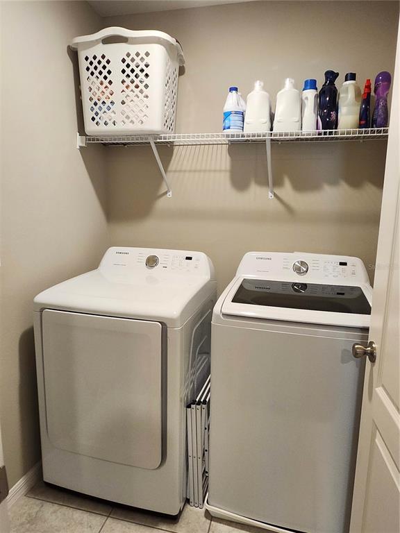 4718 Legendary Oak Street Tampa, FL 33610 - Photo 9 of 21 a utility room with dryer and washer
