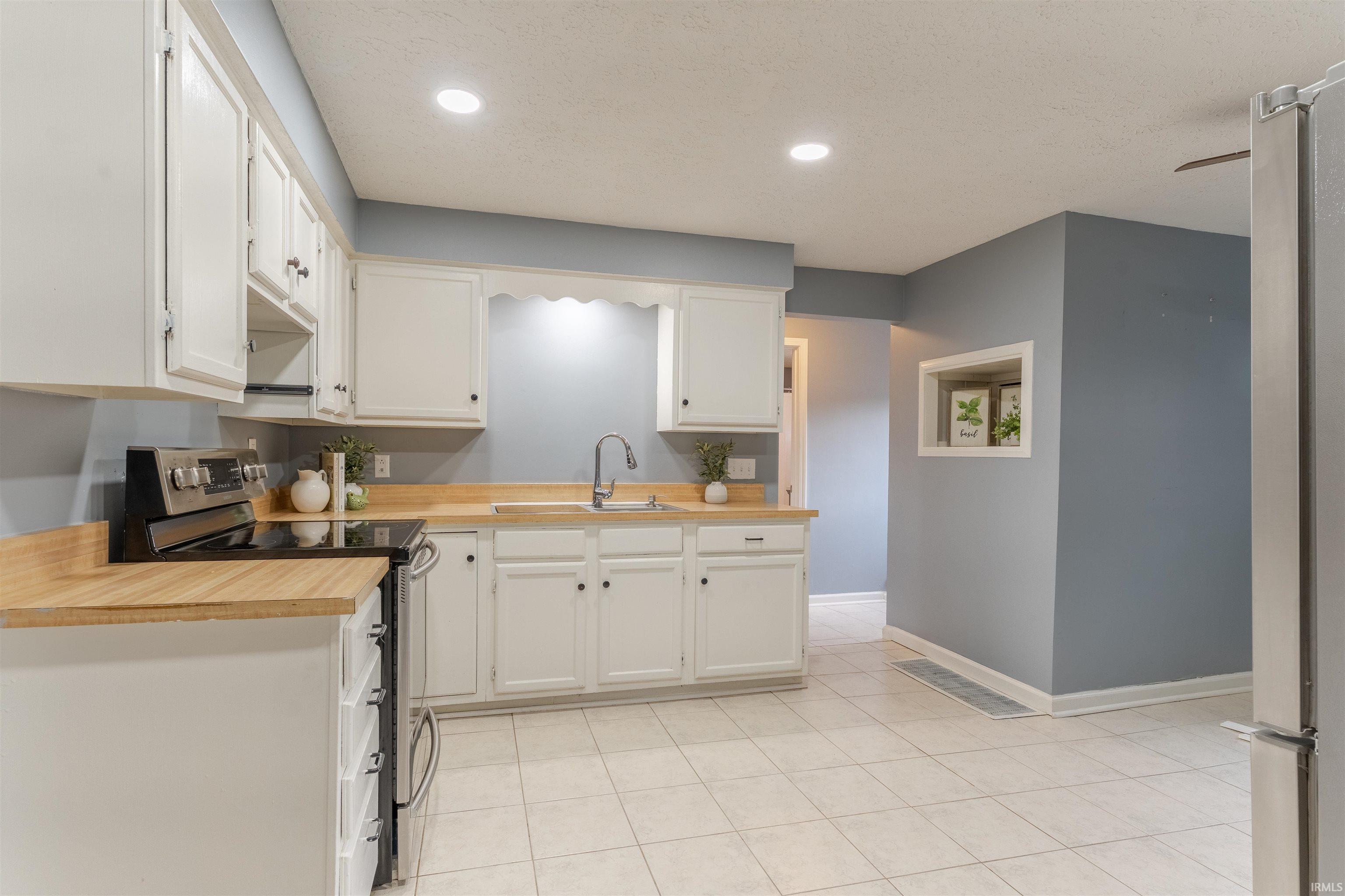 405 Middle Street Newburgh, IN 47630 - Photo 7 of 29