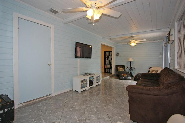 2450 Orlando Road Big Pine Key, FL 33043 - Photo 16 of 24 Living room 1