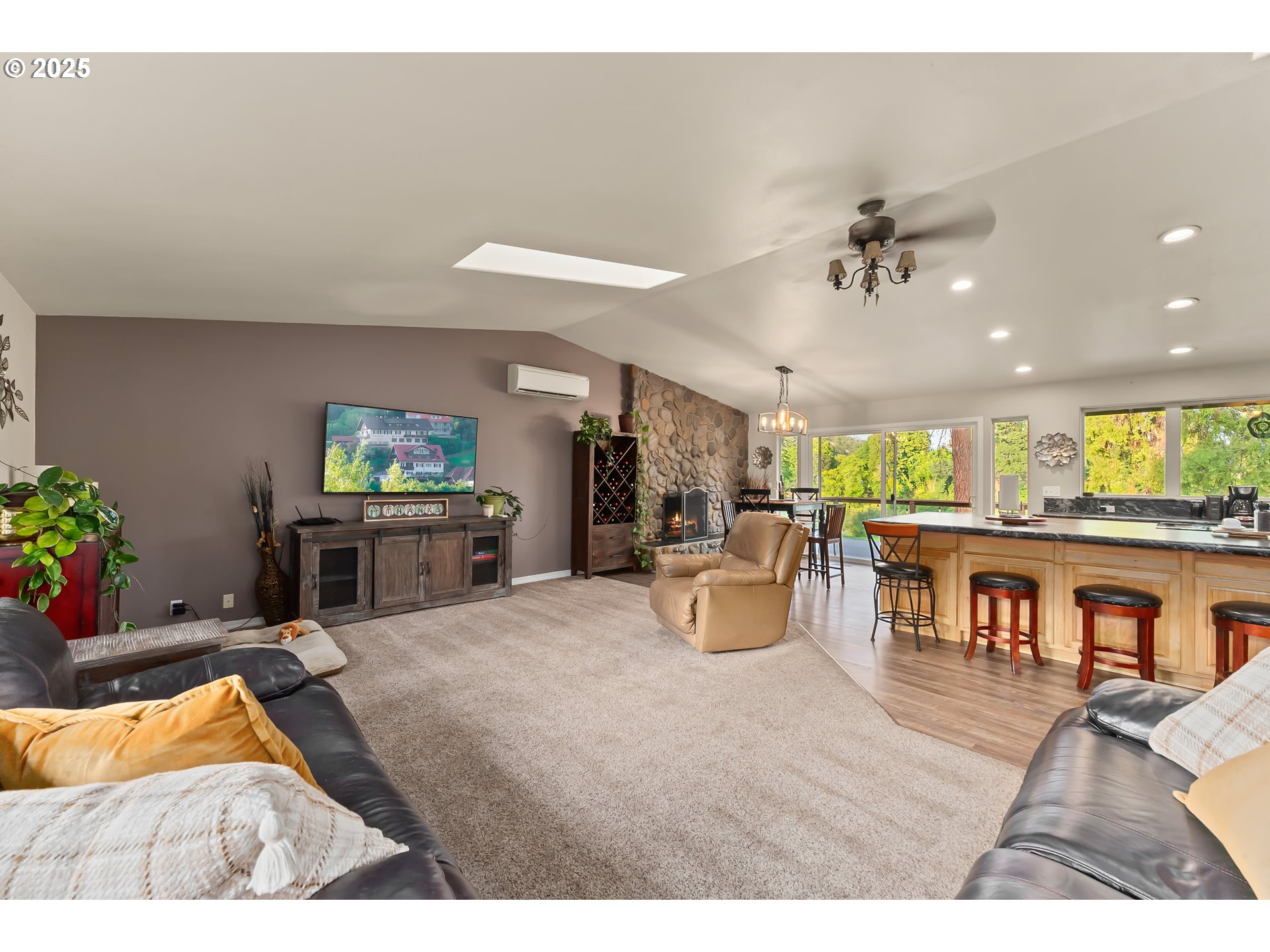 3314 Fisher Road Roseburg, OR 97471 - Photo 5 of 48 Living Room