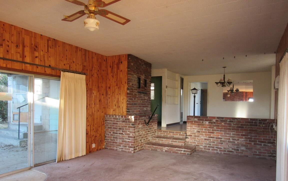 32227 Modoc Point Road Chiloquin, OR 97624 - Photo 8 of 11 Living room