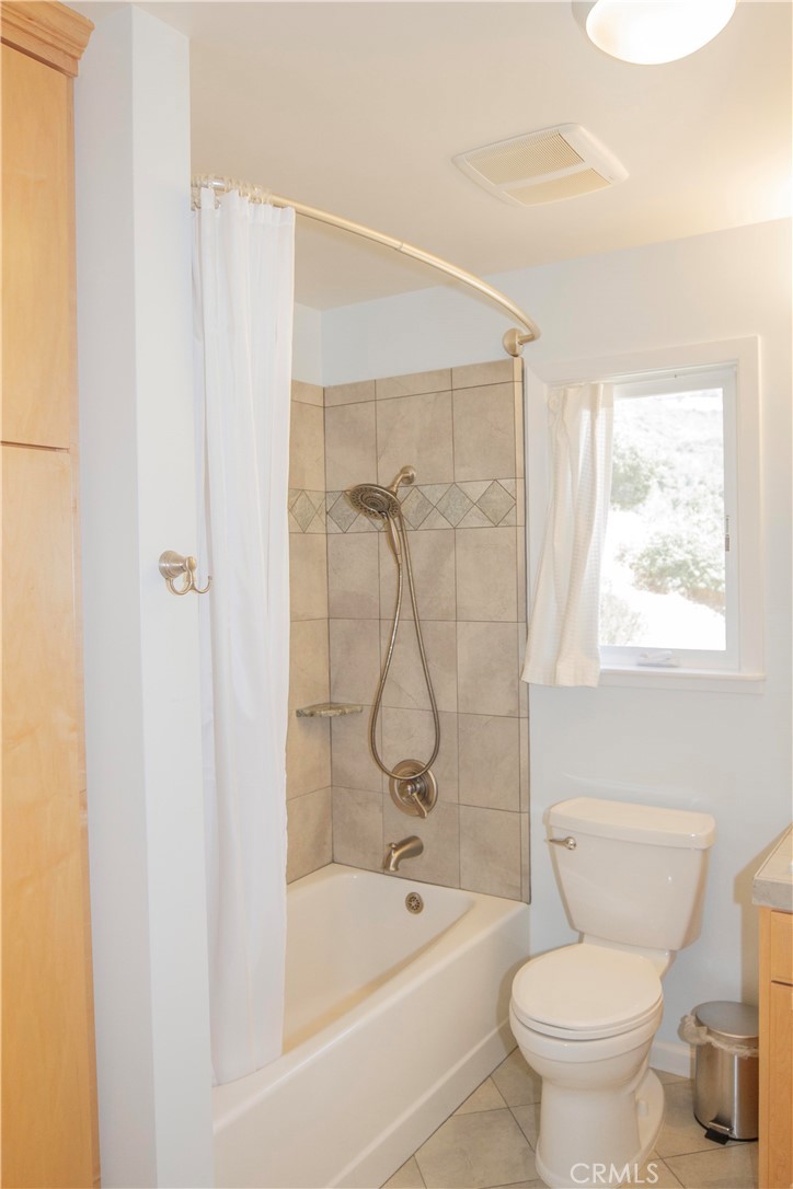 44981 Todd Eymann Road Dunlap, CA 93621 - Photo 20 of 74 a bathroom with a toilet and a bathtub