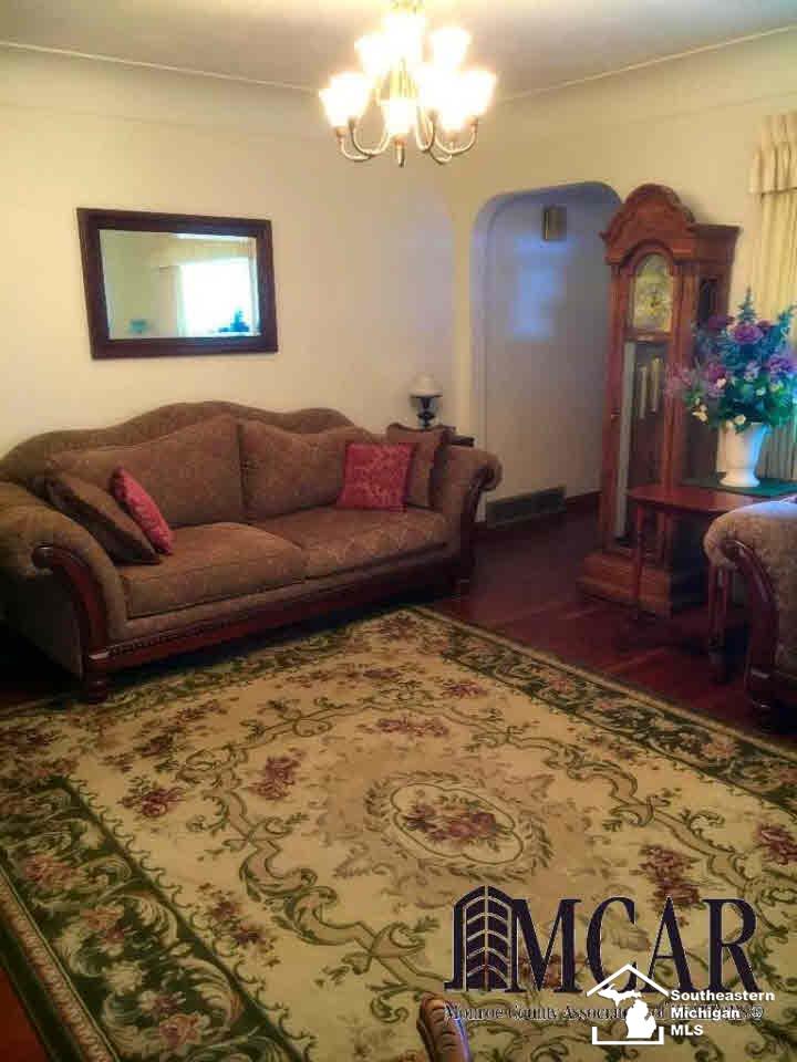 5331 East Dunbar Road Monroe, MI 48161 - Photo 2 of 28 Living Room