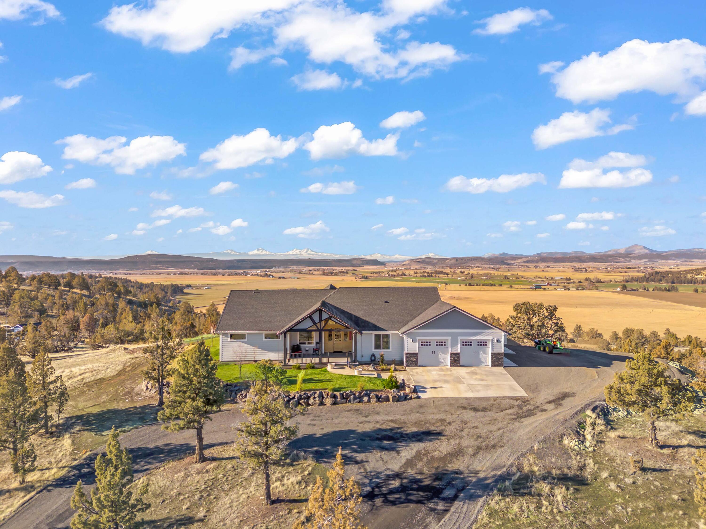 5582 North Mckay Road Prineville, OR 97754 - Photo 49 of 54 a view of a city with ocean view