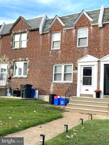 a front view of house with yard