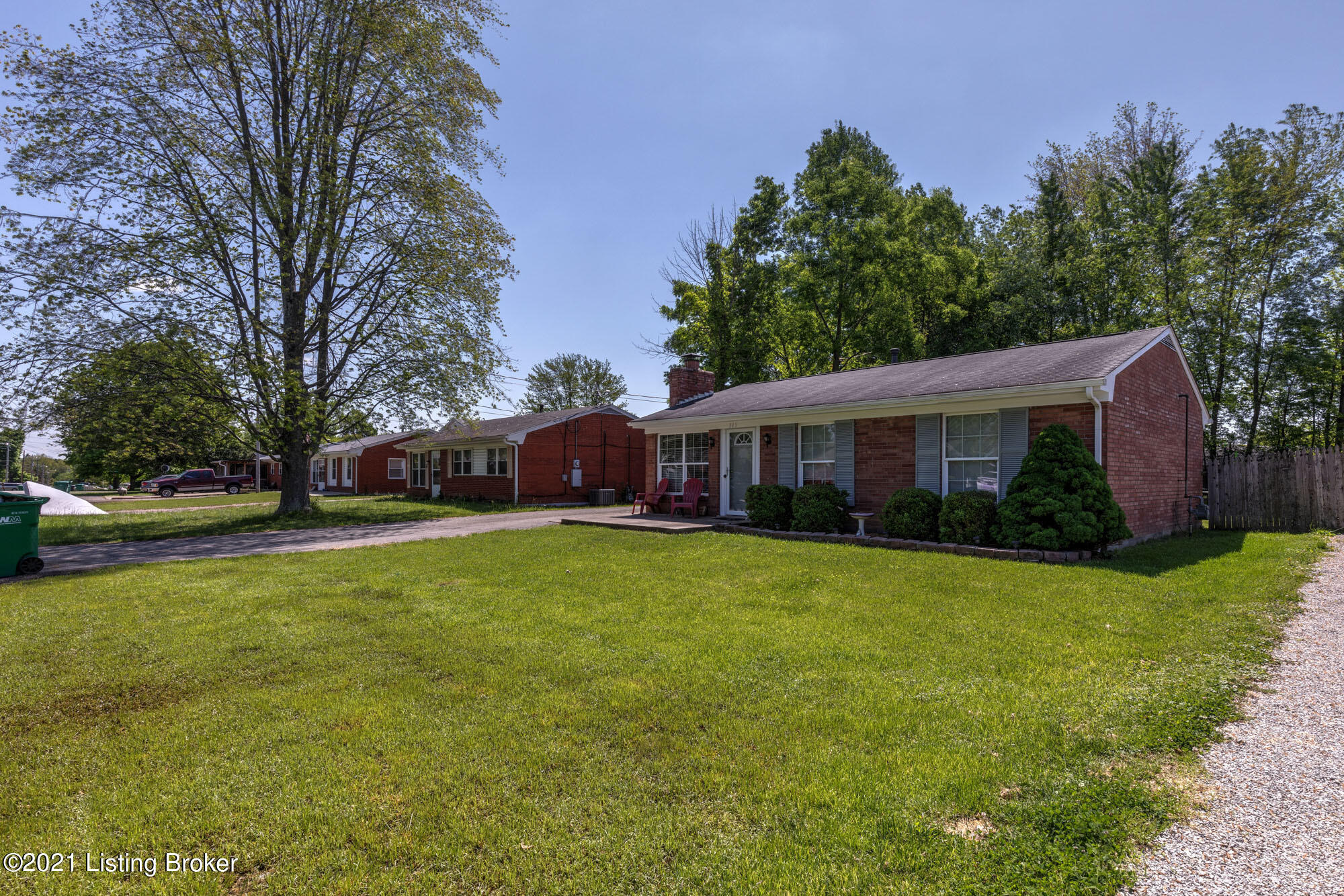 345 Meadowood Road Louisville, KY 40229 - Photo 4 of 35 Meadow004