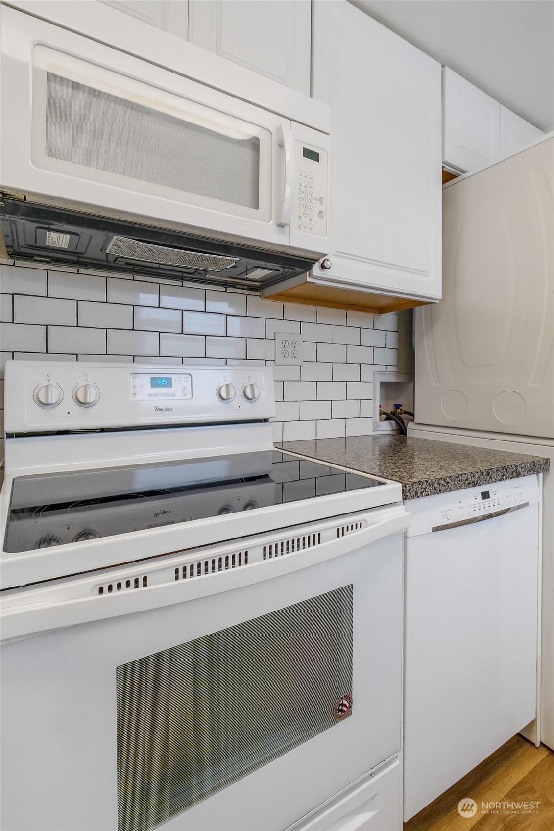 233 Statter Road Ephrata, WA 98823 - Photo 12 of 31 a stove top oven sitting inside of a kitchen