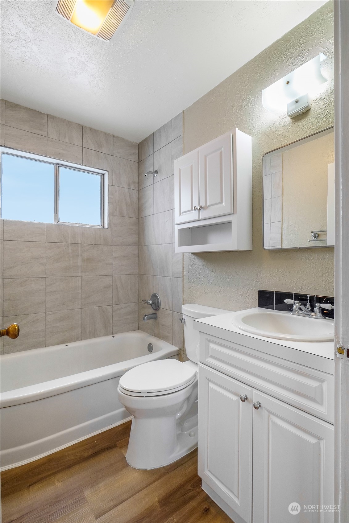 233 Statter Road Ephrata, WA 98823 - Photo 15 of 31 a bathroom with a sink a toilet and bathtub