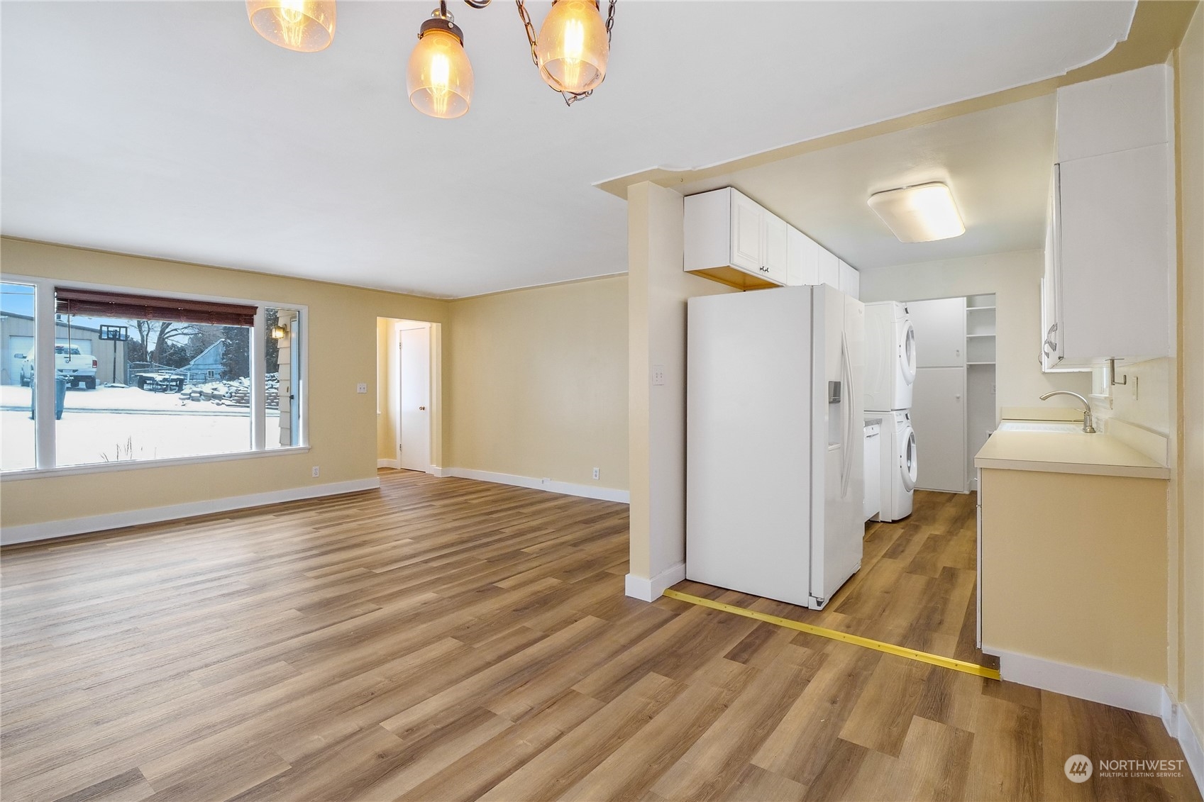 233 Statter Road Ephrata, WA 98823 - Photo 8 of 31 a view of a room with wooden floor and window