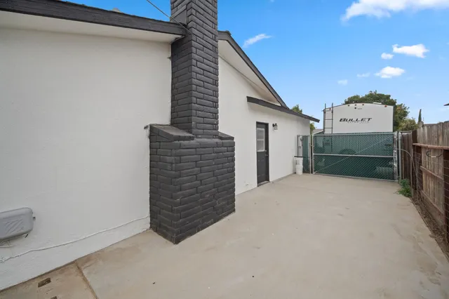 a view of a house with backyard and a garden