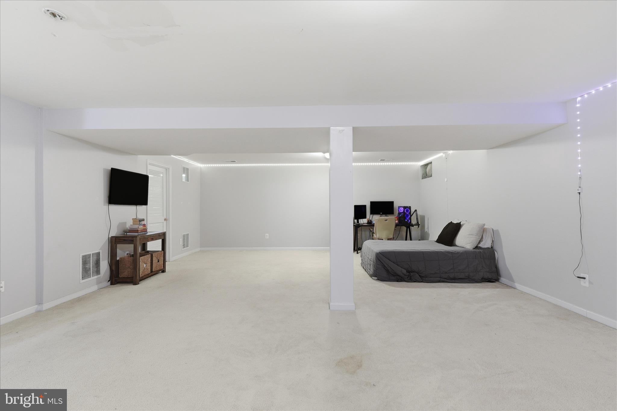 6711 Selbourne Lane Gainesville, VA 20155 - Photo 38 of 55 a living room with furniture and a flat screen tv