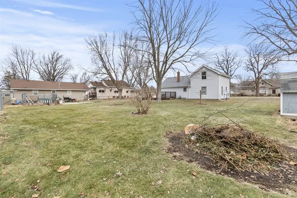 a view of a yard with a house