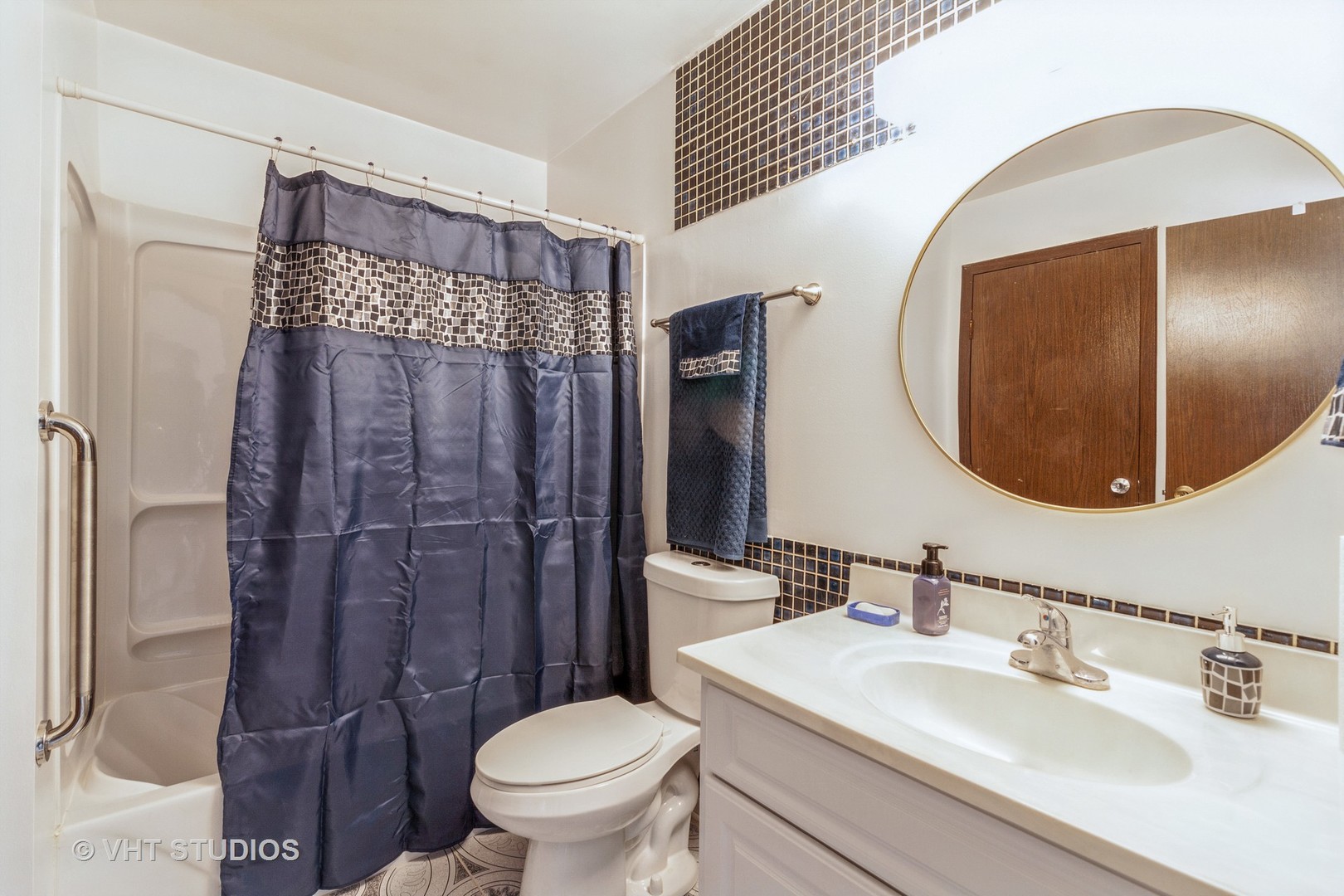 206 Robbin Drive Romeoville, IL 60446 - Photo 8 of 10 a bathroom with a sink toilet and shower