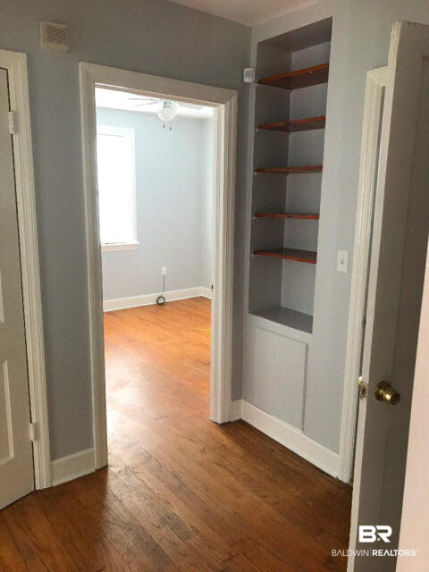 323 West Pineview Lane Mobile, AL 36608 - Photo 10 of 12 For Lease: 323 Pineview Lane West, Mobile, AL 36608 Hallway