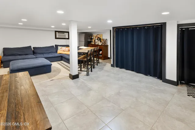 $3,400 | 35 Hollow Wood Lane, Unit 1, Greenwich, CT 06831