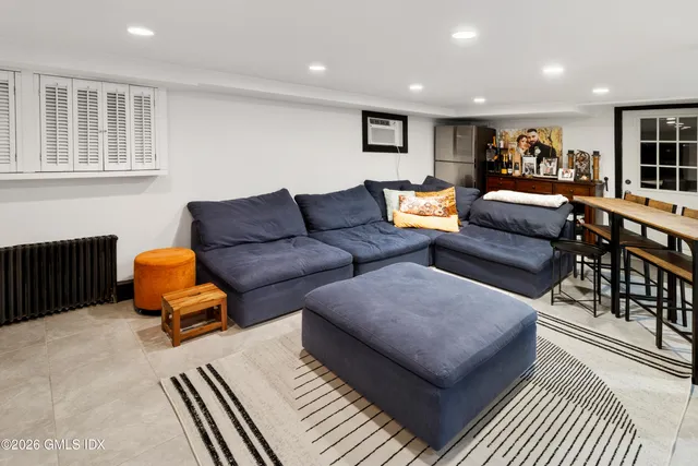 $3,400 | 35 Hollow Wood Lane, Unit 1, Greenwich, CT 06831