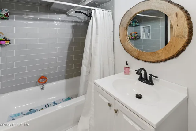 $3,400 | 35 Hollow Wood Lane, Unit 1, Greenwich, CT 06831