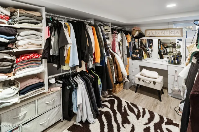 $3,400 | 35 Hollow Wood Lane, Unit 1, Greenwich, CT 06831