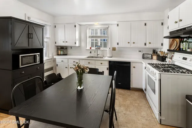 $3,400 | 35 Hollow Wood Lane, Unit 1, Greenwich, CT 06831