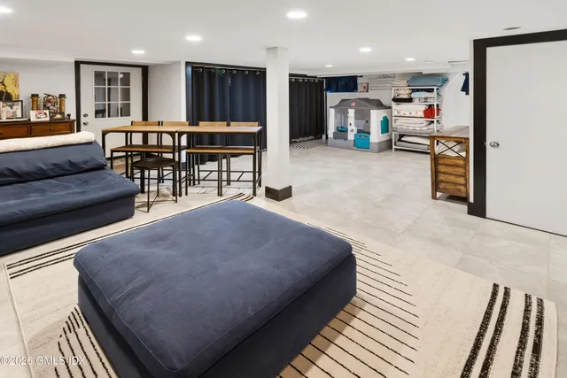 $3,400 | 35 Hollow Wood Lane, Unit 1, Greenwich, CT 06831