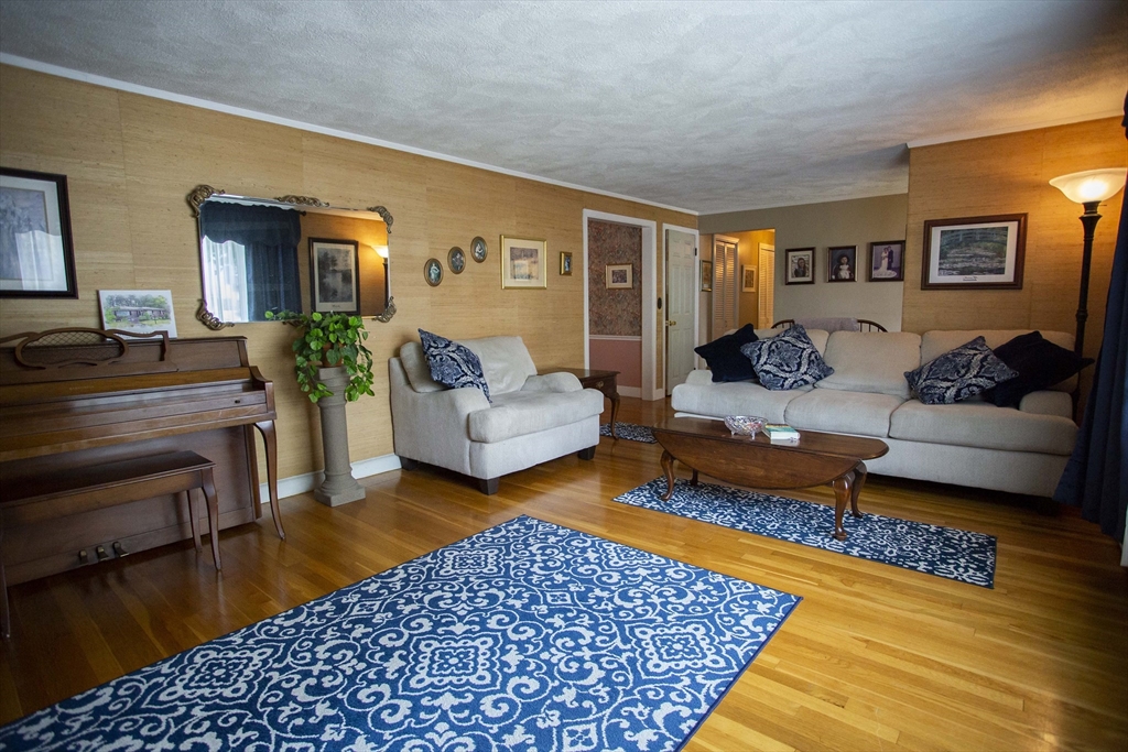 17 Outlook Road Wakefield, MA 01880 - Photo 4 of 38 Gallery Image 4