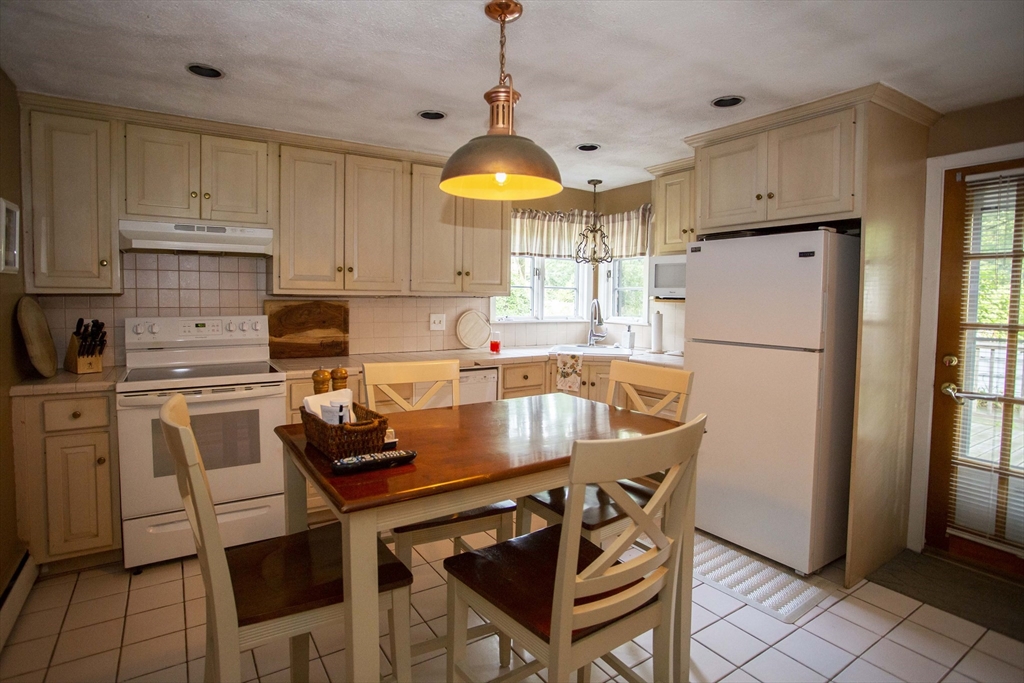 17 Outlook Road Wakefield, MA 01880 - Photo 6 of 38 Gallery Image 6