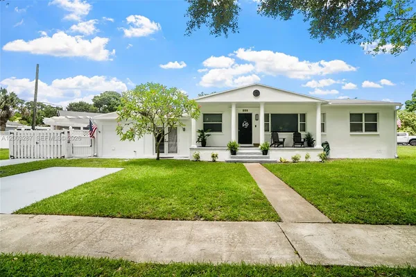 $680,000 | 899 East Country Club Circle, Plantation, FL 33317