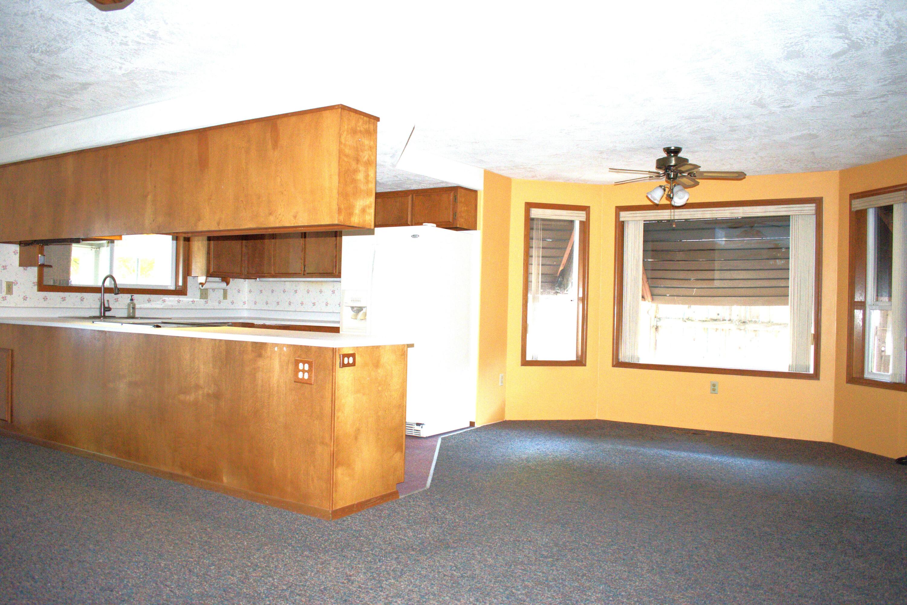 3234 Springbrook Road Medford, OR 97504 - Photo 5 of 31 KITCHEN W/ DINING AREA