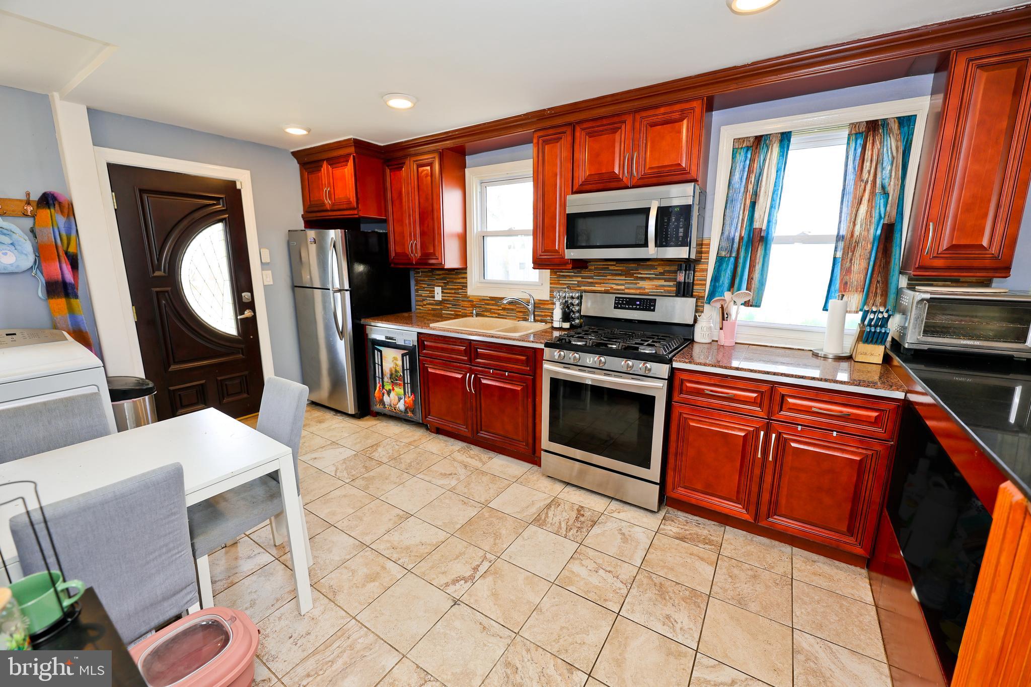204 Upland Road Brookhaven, PA 19015 - Photo 3 of 33 Gallery Image 3