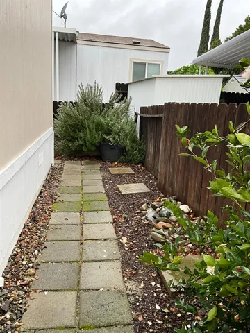 a view of a backyard