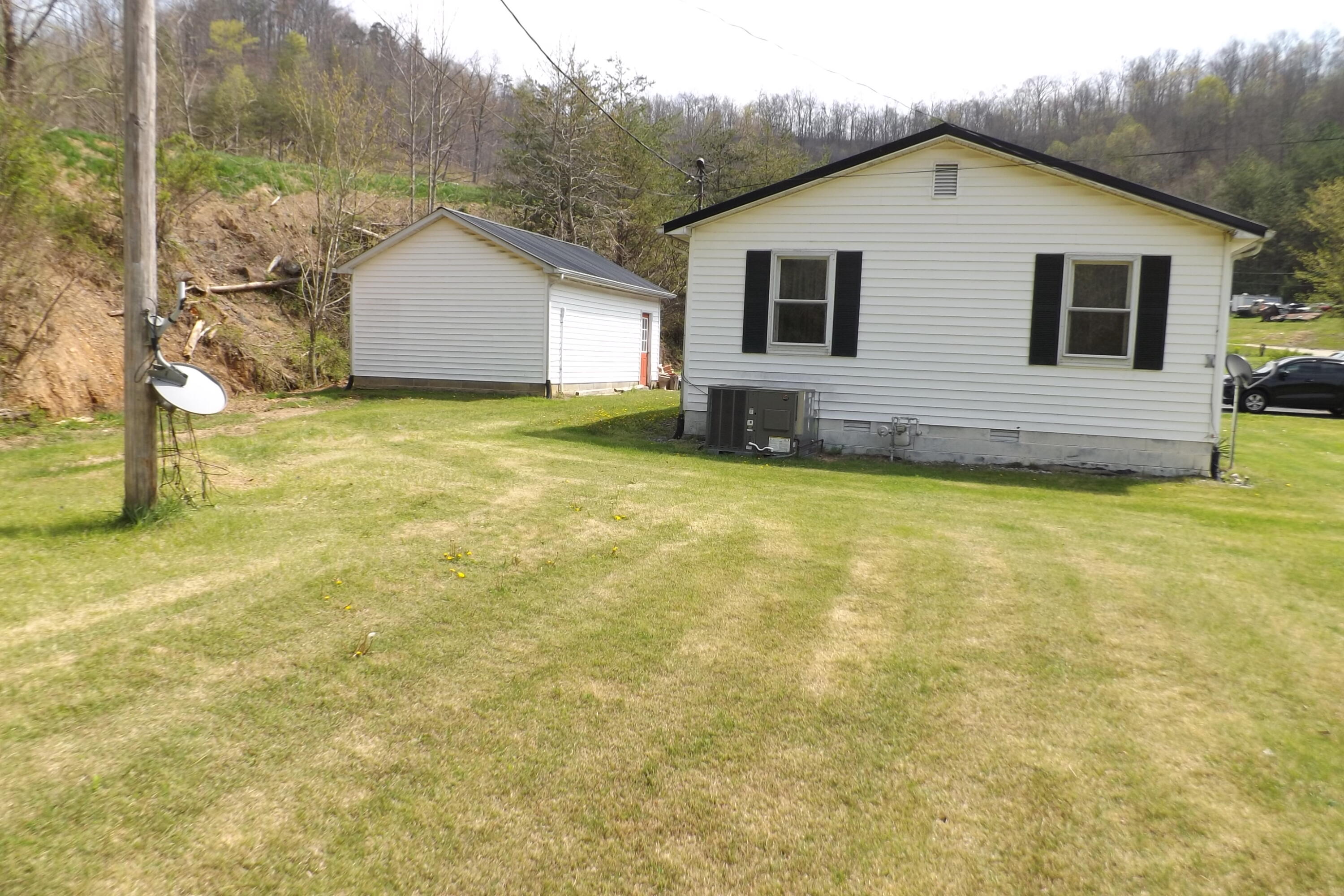221 North Thomas Br Road Manchester, KY 40962 - Photo 7 of 36 DSCF5589
