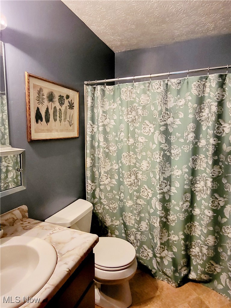 637 Root Road Lorain, OH 44052 - Photo 23 of 27 Full bathroom on the 2nd floor (Unit 637)