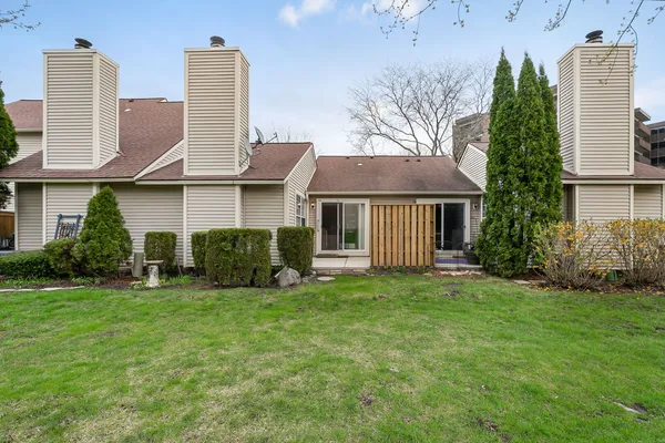 $175,000 | 932 Chase Court, Gurnee, IL 60031