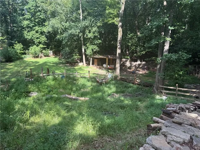 a view of a backyard