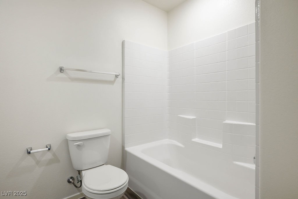 6184 Hibiscus Gdn Street North Las Vegas, NV 89081 - Photo 22 of 35 Bathroom with toilet and bathtub / shower combination