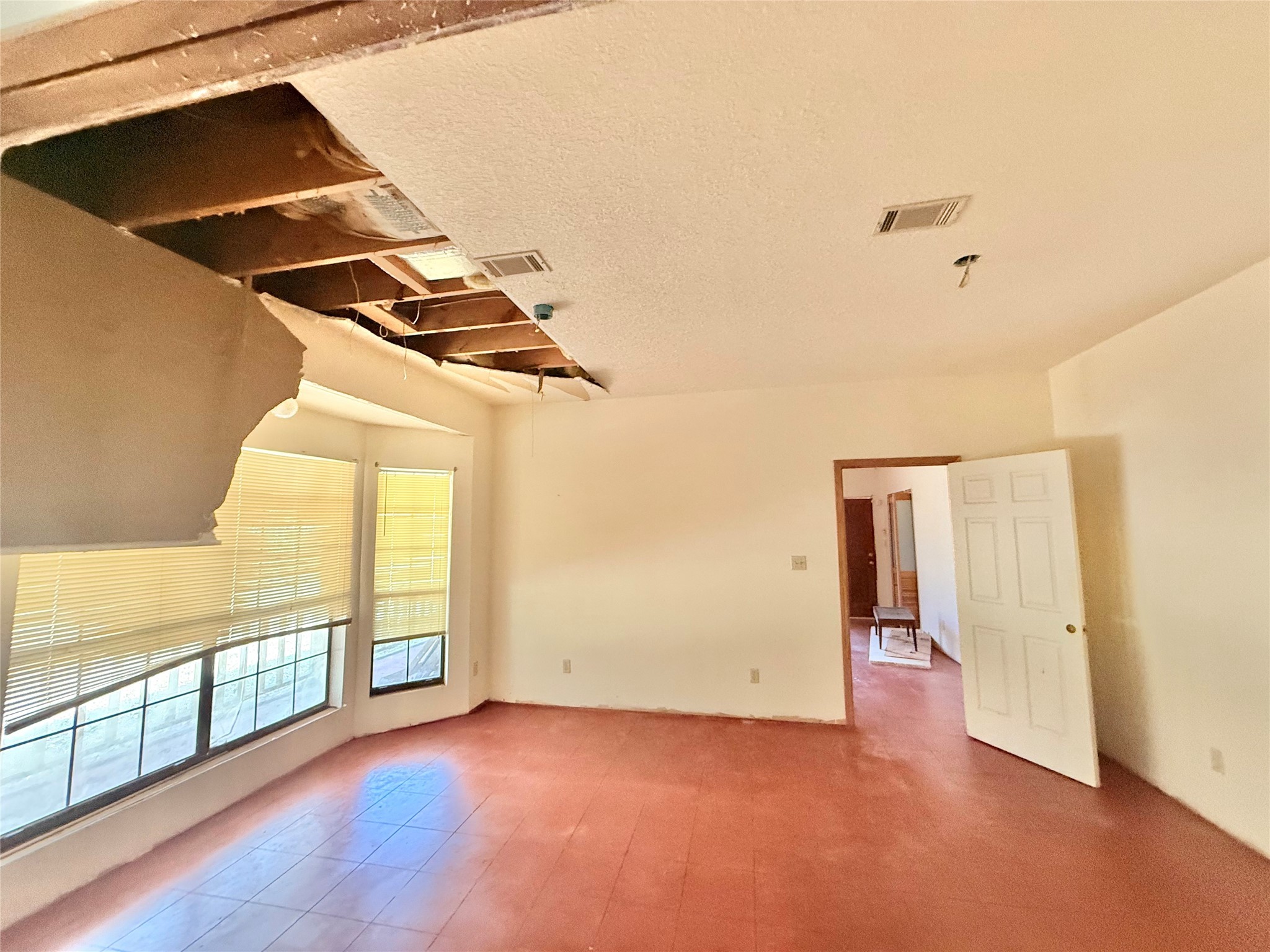 13950 Highway 12 Orange, TX 77632 - Photo 5 of 9 an empty room with windows