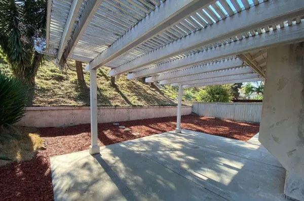 a view of a backyard