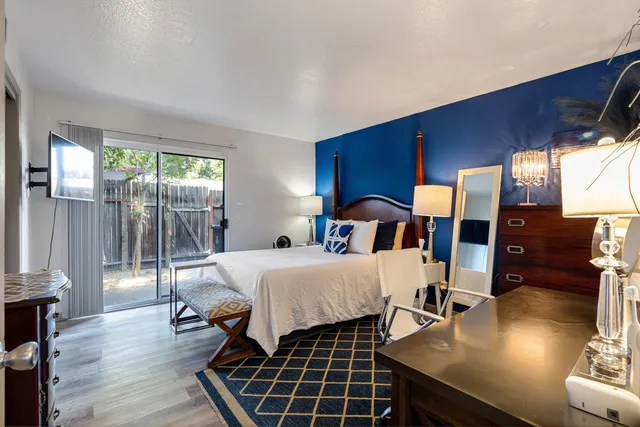 a bed room with two beds and a desk