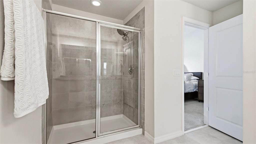3013 Alessa Loop Apopka, FL 32703 - Photo 20 of 31 a bathroom with a glass shower door