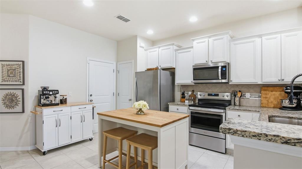 3013 Alessa Loop Apopka, FL 32703 - Photo 7 of 31 a kitchen that has a sink and a stove top oven