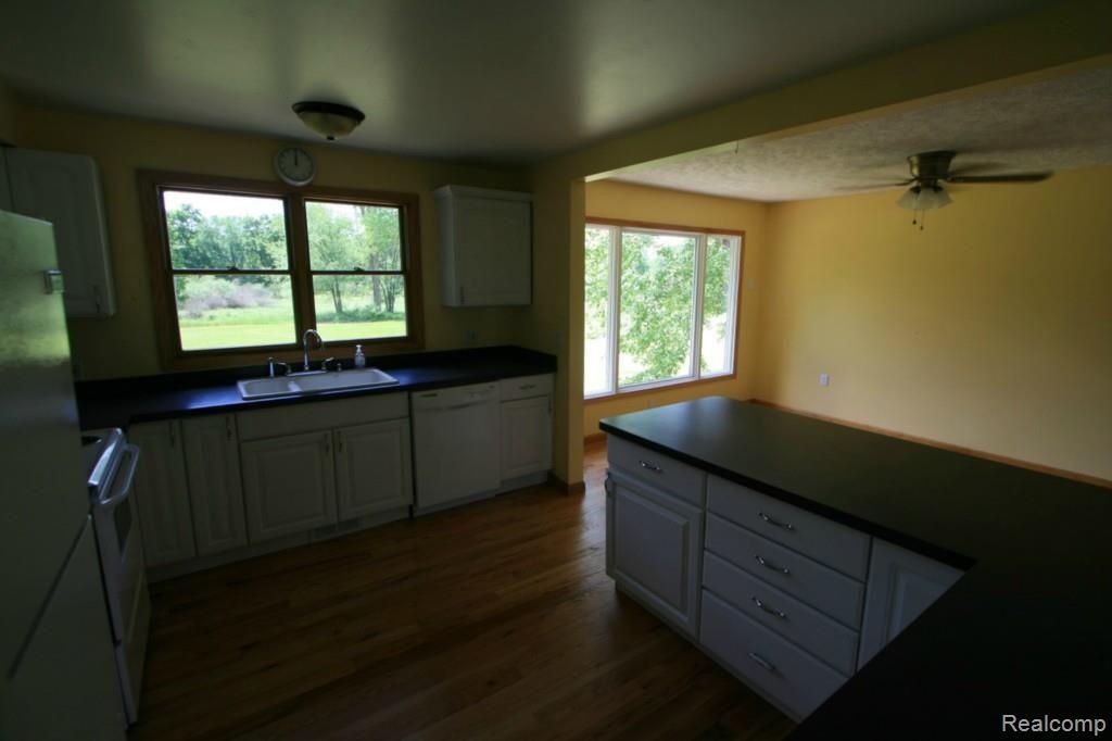8292 Douglas Road Pinckney, MI 48169 - Photo 6 of 21 IMG_6972 (Large).jpg