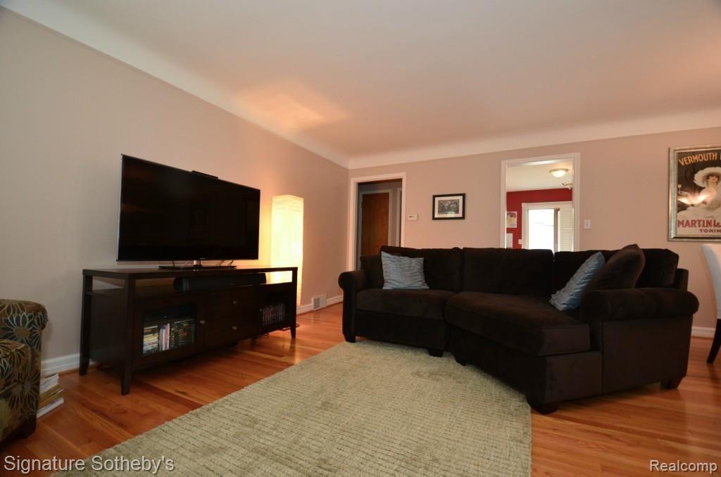 Living Room (2).jpg