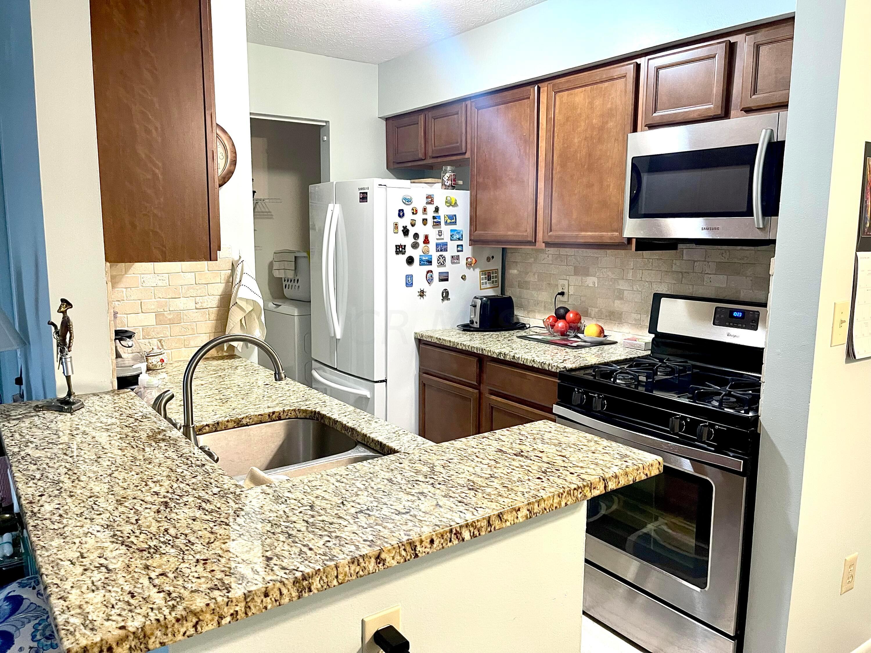 2271 Hedgerow Road, Unit 2271D Columbus, OH 43220 - Photo 6 of 26 IMG_3047