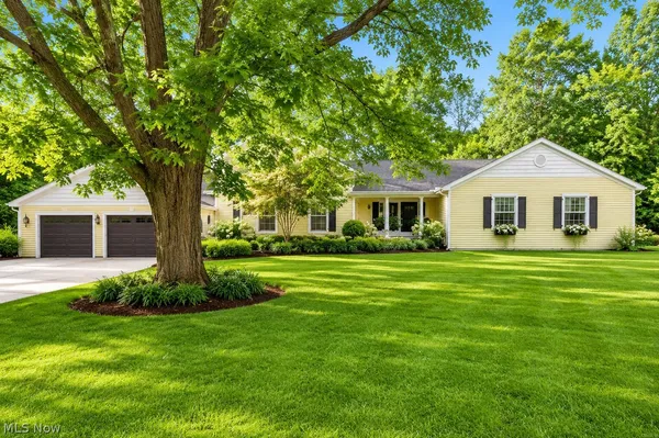 $879,000 | 17158 Eastview Drive, Chagrin Falls, OH 44023