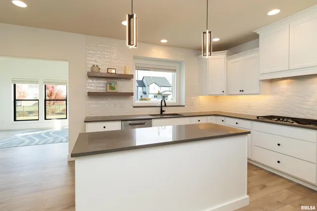 $675,000 | 11310 North Copper Creek Point, Dunlap, IL 61525