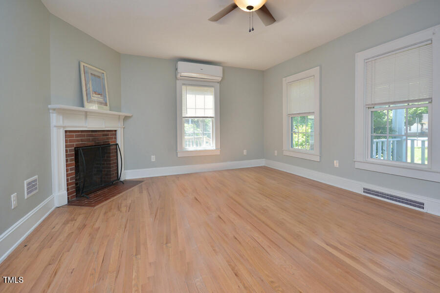 715 North Main Street Graham, NC 27253 - Photo 5 of 37 5- Liv Rm