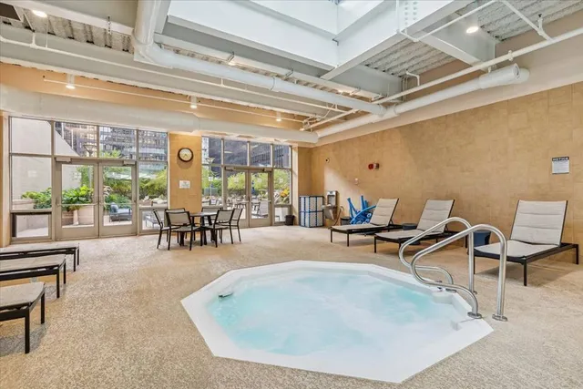 $2,300 | 222 North Columbus Drive, Unit 806, Chicago, IL 60601