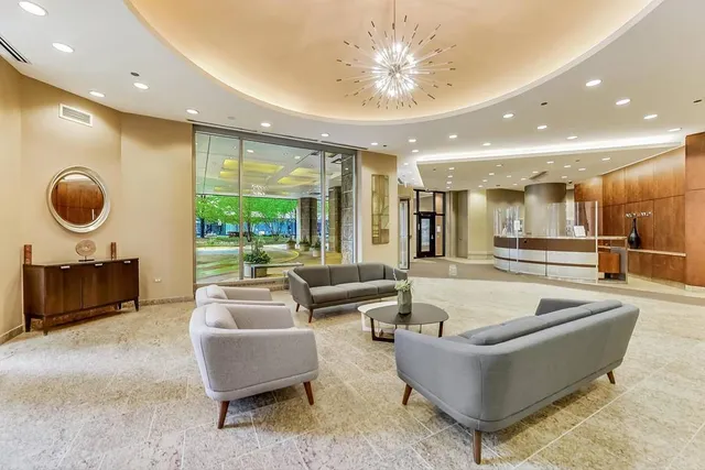 $2,300 | 222 North Columbus Drive, Unit 806, Chicago, IL 60601