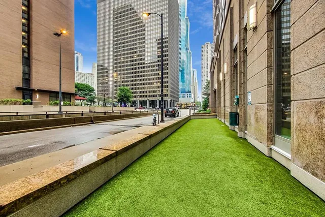 $2,300 | 222 North Columbus Drive, Unit 806, Chicago, IL 60601